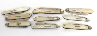 Lot 502 - A quantity of mother of pearl pocket knives or...