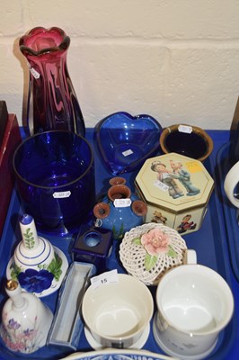 Lot 15 - A tray of mixed items to include Art Glass vases