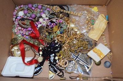 Lot 91 - Box of various assorted costume jewellery