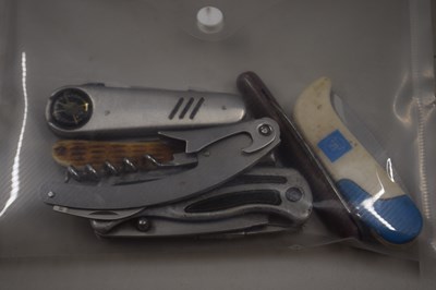 Lot 100 - A small packet of various pocket knives