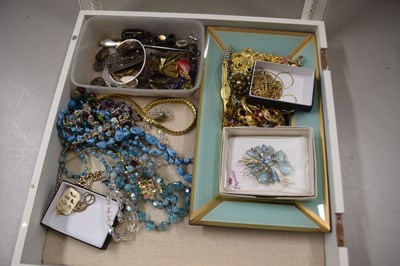 Lot 106 - Box of various assorted costume jewellery