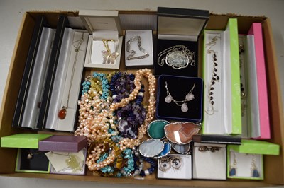 Lot 107 - Box of various assorted costume jewellery