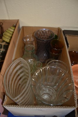 Lot 686 - Qty of assorted glass vases