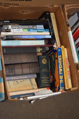 Lot 807 - Mixed box of books to include photshop etc