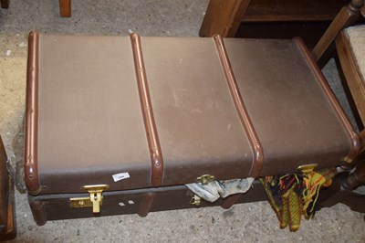 Lot 344 - Vintage trunk and contents