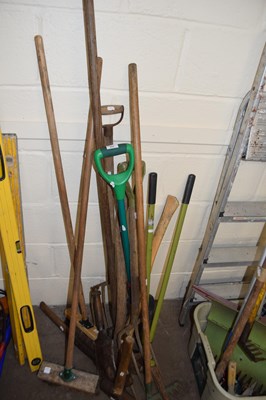 Lot 922 - Mixed garden tools