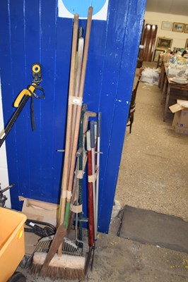 Lot 960 - Qty various garden tools