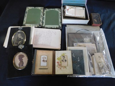 Lot 367 - Box of various items including small early...