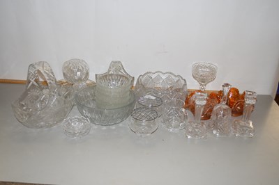 Lot 22 - Mixed Lot: Various glass bowls, candlesticks...