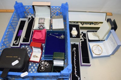 Lot 106 - Box of various assorted costume jewellery,...