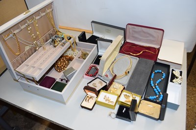 Lot 109 - Large box of various assorted costume jewellery