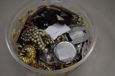 Lot 124 - Box of various assorted costume jewellery