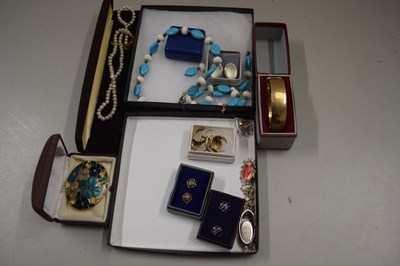 Lot 131 - Mixed Lot: Assorted jewellery to include a 9ct...