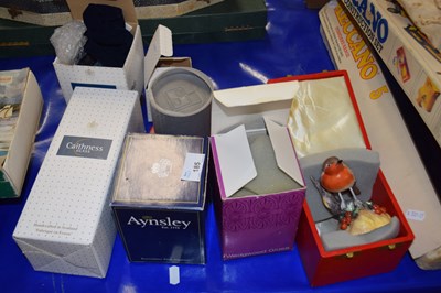 Lot 185 - Mixed Lot: Various assorted boxed paperweights...