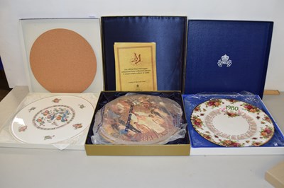 Lot 221 - Mixed Lot: Wedgwood cake stand, Royal...