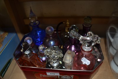 Lot 670 - Quantity of assorted glass scent bottles