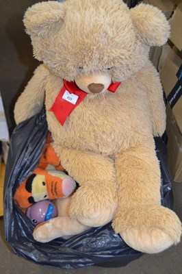 Lot 825 - Quantity of cuddly toys