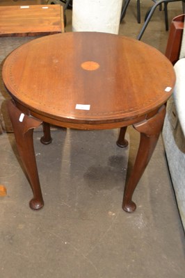 Lot 841 - A round side table on cabriole legs