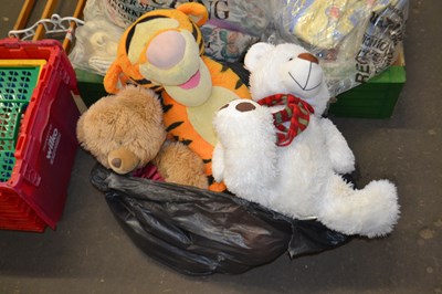 Lot 884 - Quantity of cuddly toys to include Tigger