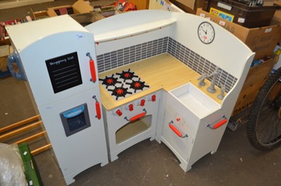 Lot 886 - Children's play kitchen and accessories