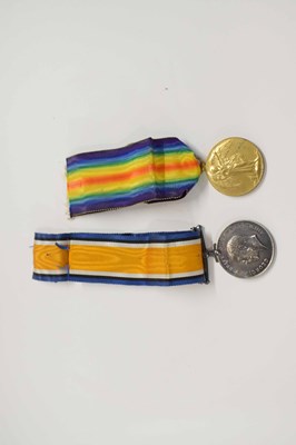 Lot 9 - First World War British medal pair comprising...