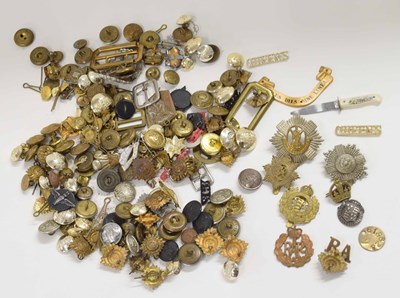 Lot 14 - Quantity of military buttons to include Royal...