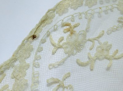 Lot 20 - An Edwardian lace shawl, approx. 179 x 250cm