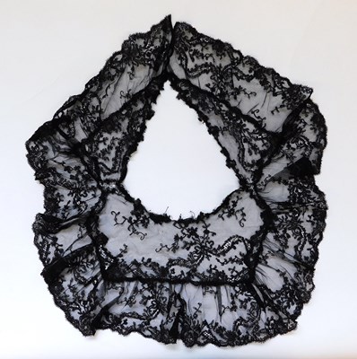 Lot 25 - An early 20th century black lace collar and a...