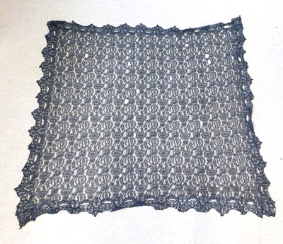 Lot 25 - An early 20th century black lace collar and a...
