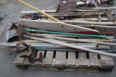 Lot 110 - Large quantity of vintage garden hand tools