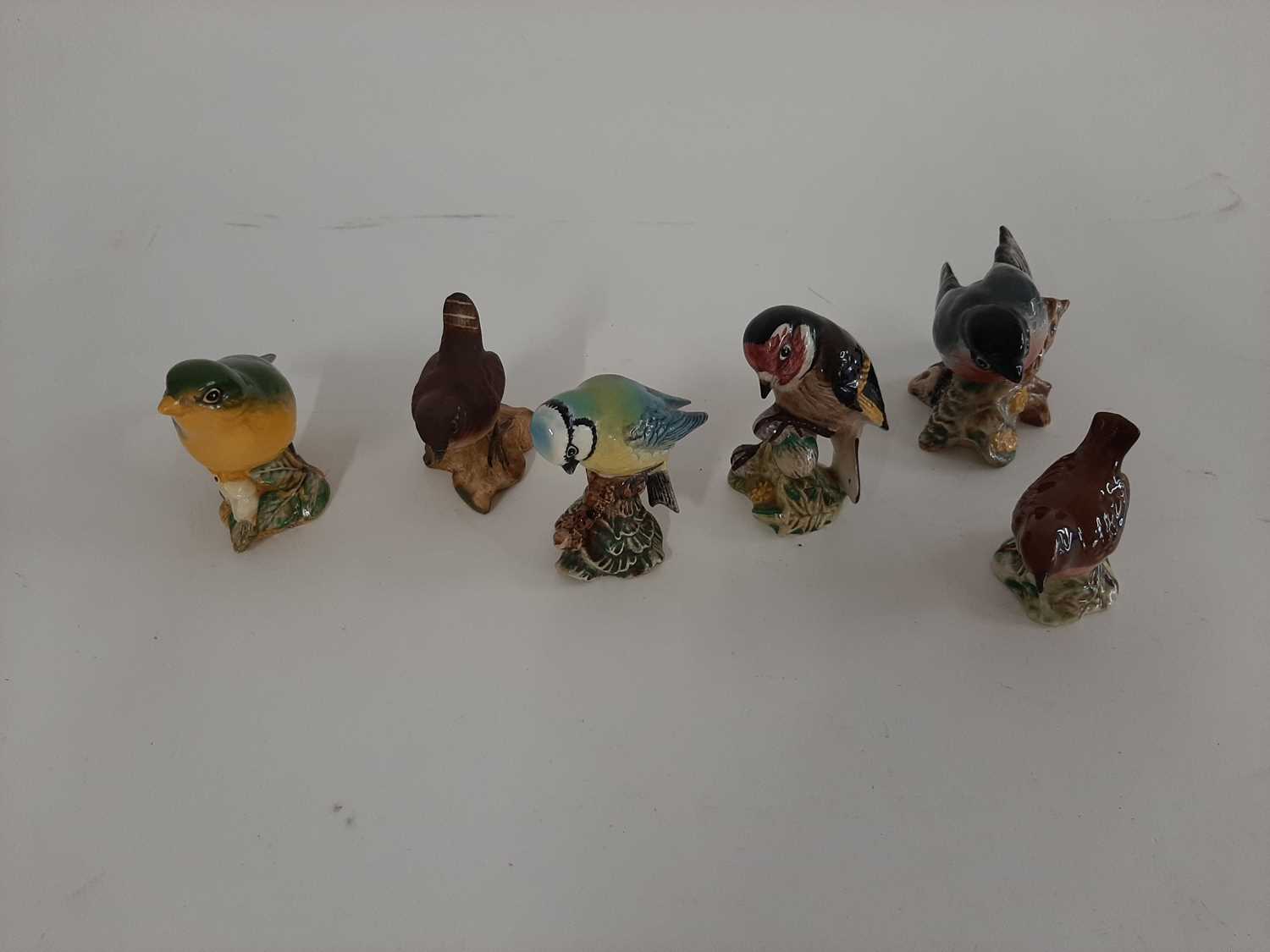 Lot 217 - 6x beswick birds to include: wren 993,...