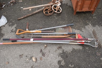 Lot 150 - Quantity of garden tools