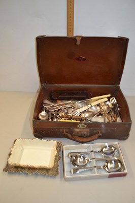 Lot 40 - Small case containing various cutlery etc