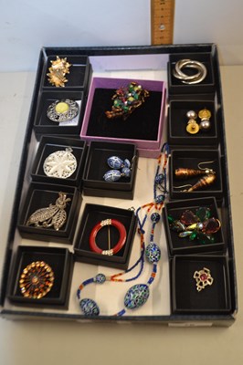 Lot 76 - Box of various assorted costume jewellery