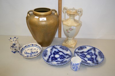Lot 129 - Mixed Lot: Assorted vases, blue and white...