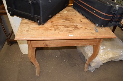 Lot 814 - Pine dining table on cabriole legs