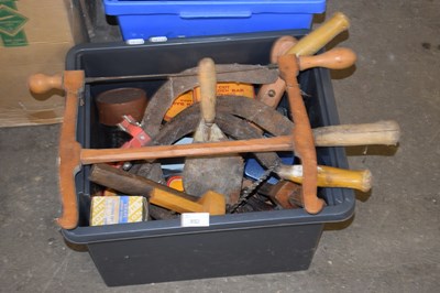 Lot 852 - Box of assorted workshop hand tools