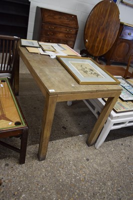 Lot 323 - 20th Century rectangular oak dining table