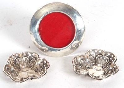 Lot 79 - Pair of small Edwardian silver dishes,...