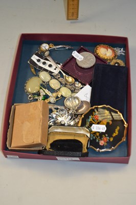 Lot 114 - Mixed Lot: Various assorted costume jewellery,...