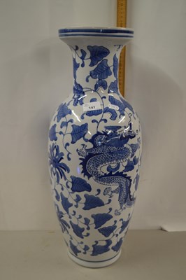 Lot 141 - Large modern Chinese blue and white vase