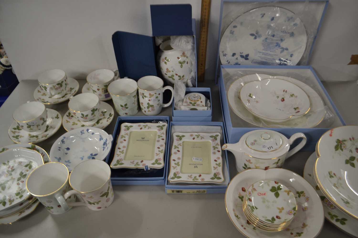 Lot 171 - Collection of as new Wedgwood Wild Strawberry...