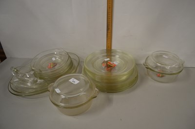 Lot 229 - Quantity of vintage Pyrex kitchen wares, many...