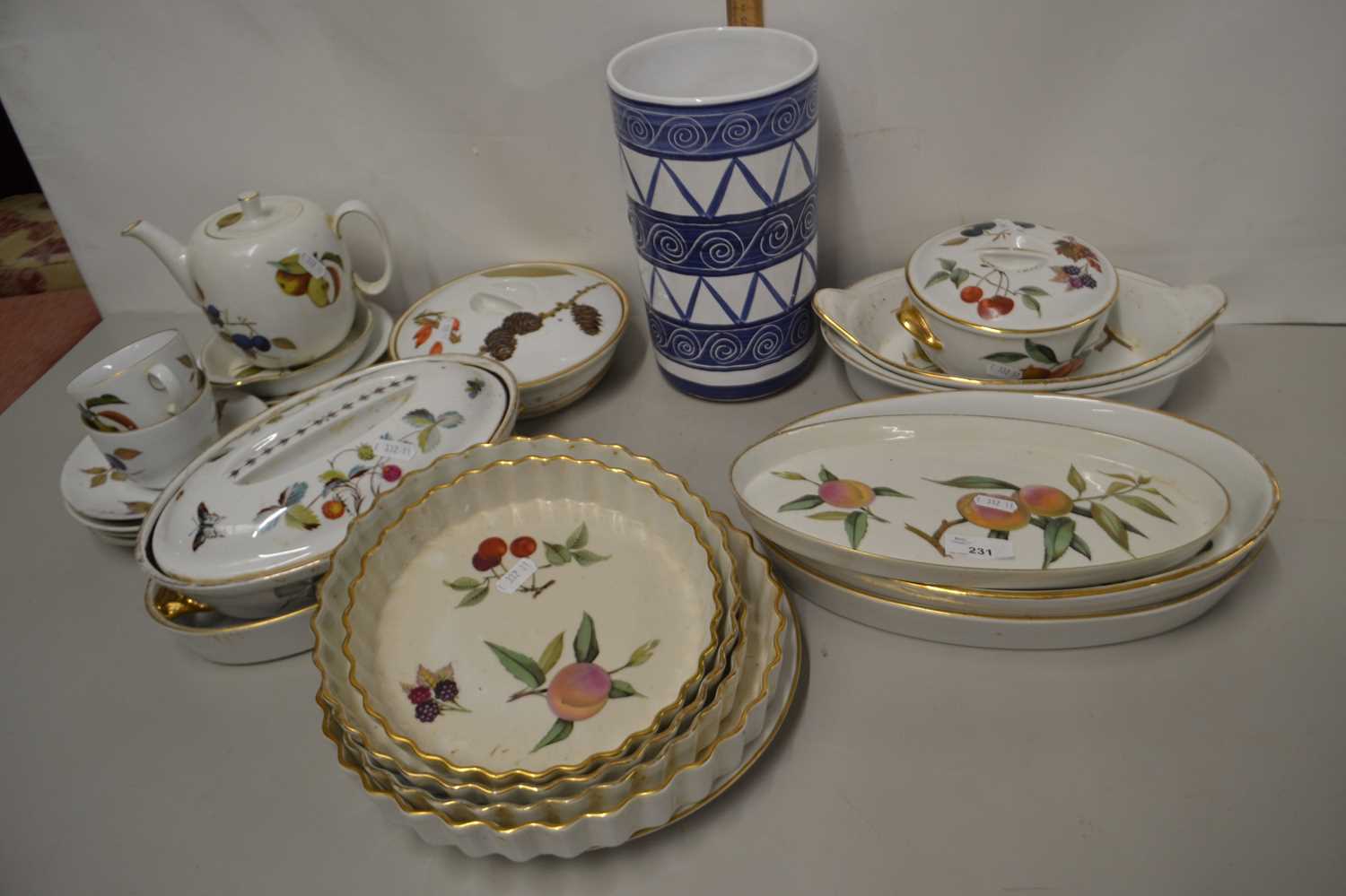 Lot 231 - Quantity of Royal Worcester Evesham pattern