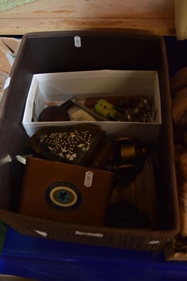 Lot 511 - Box containing assorted collectables including...