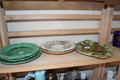 Lot 567 - Various leaf plates and others