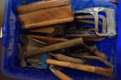 Lot 640 - Box containing various garden and workshop tools