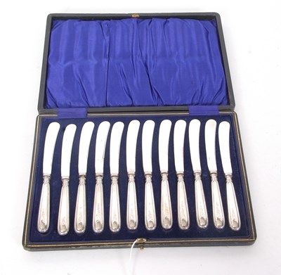 Lot 203 - A cased set of twelve George VI silver handled...