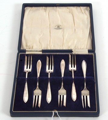 Lot 211 - Cased set of six George V silver pastry forks,...