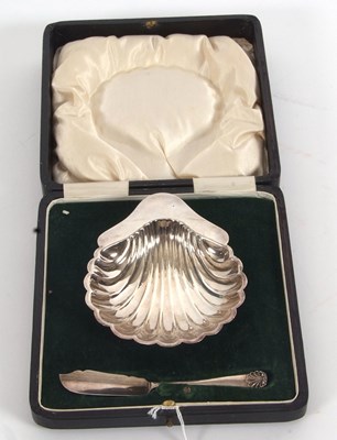 Lot 215 - Cased George V silver shell dish on three ball...